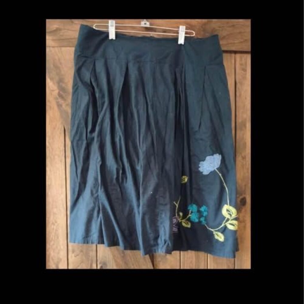Size 12 Axcess By Liz Claiborne 25”=Length 17”=waist Skirt Embroidered C2978